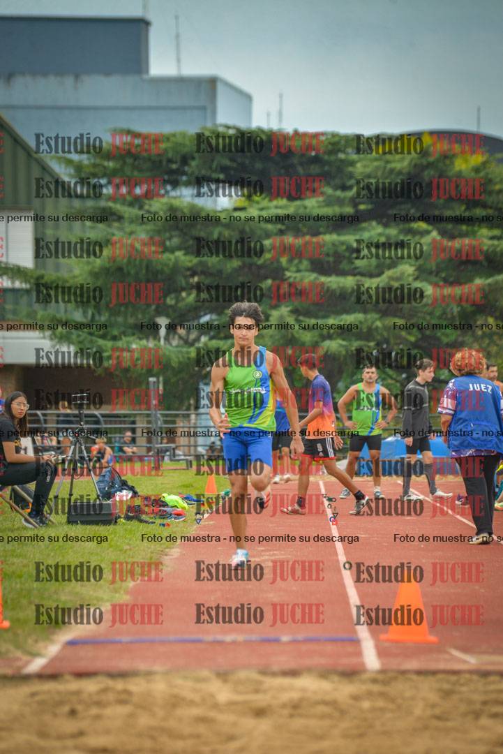 Fotos del salto en largo de varones - mayores