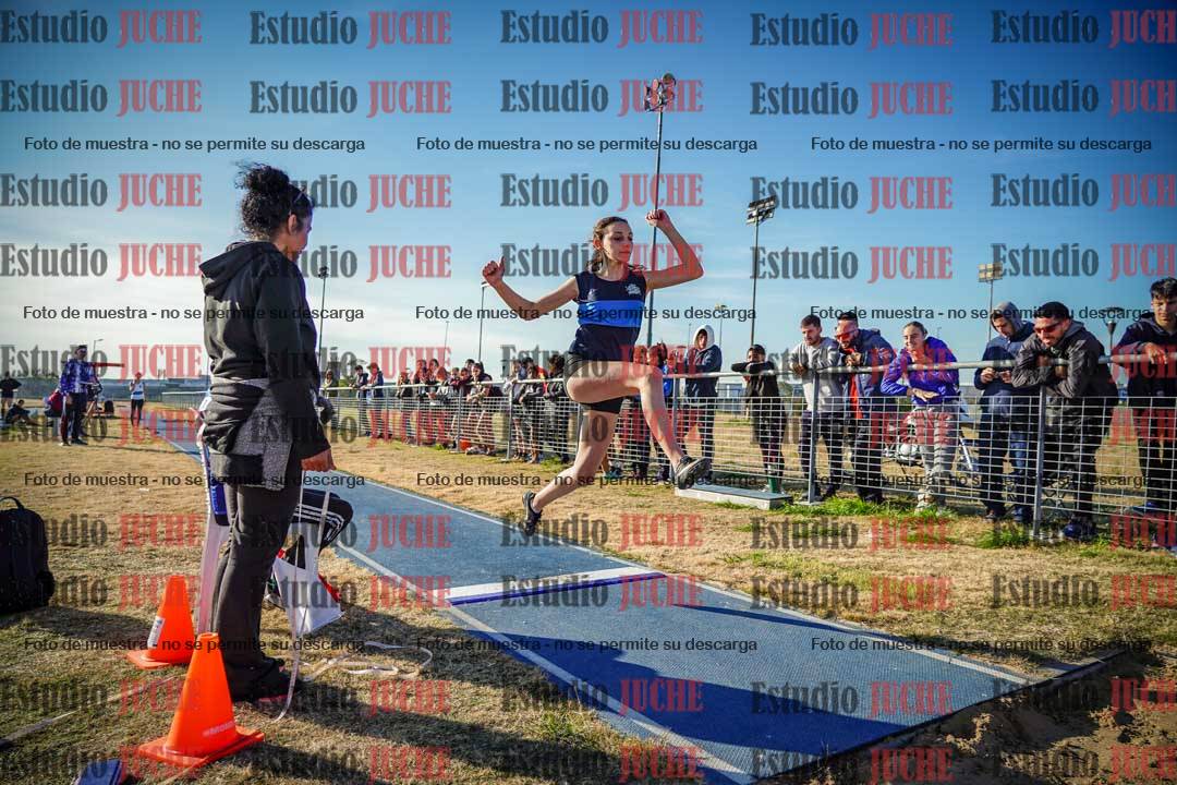Fotos del salto en largo de mujeres
