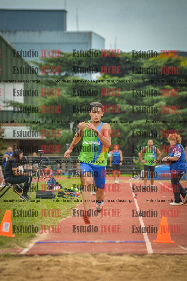 Fotos del salto en largo de varones - mayores