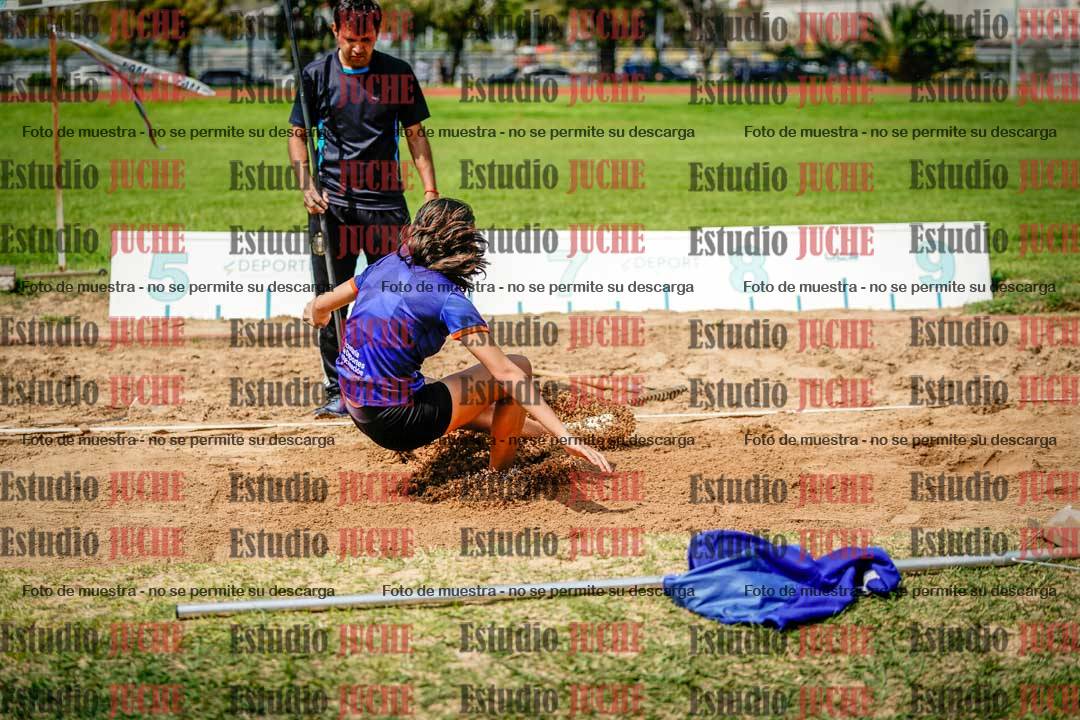 Fotos del salto en largo de mujeres