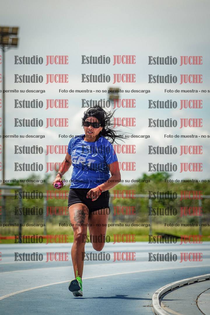 Fotos durante el transcurso de los relevos 20' para running teams - serie 1