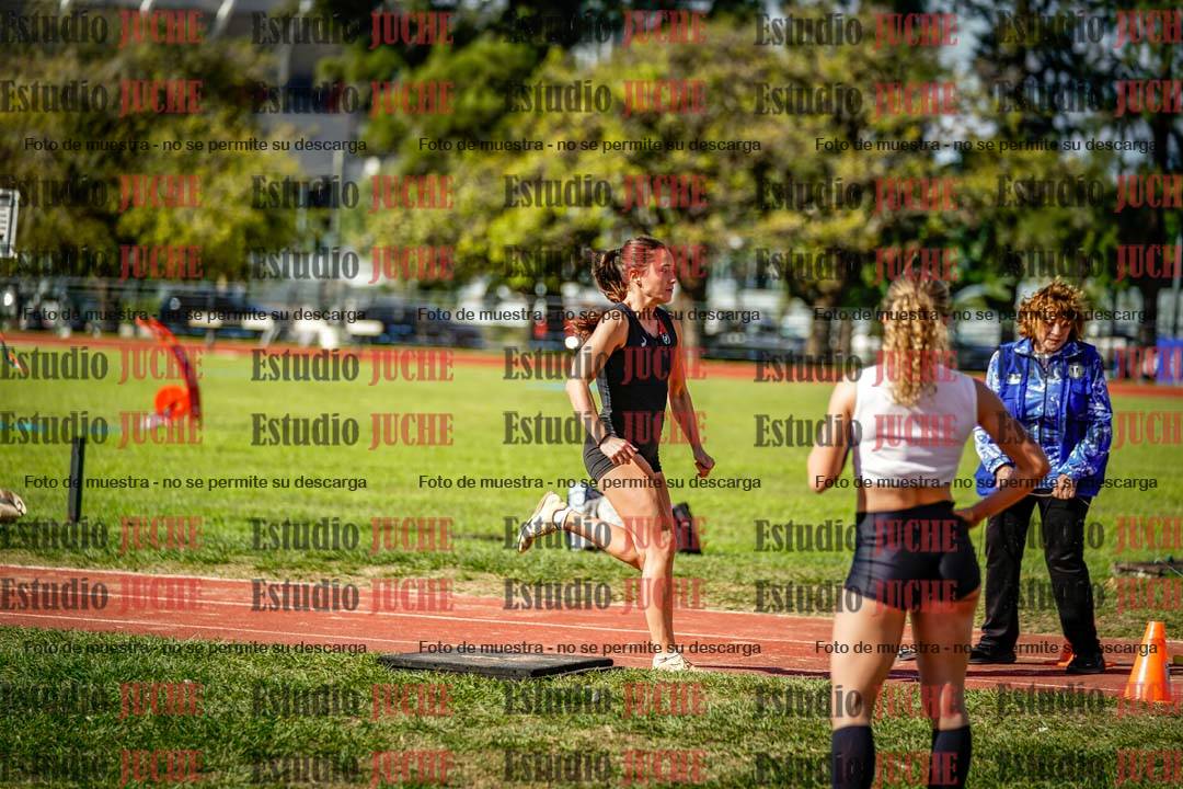 Fotos del salto en largo de mujeres