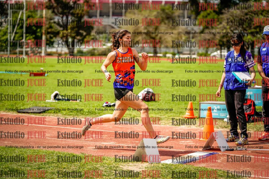 Fotos del salto en largo de mujeres