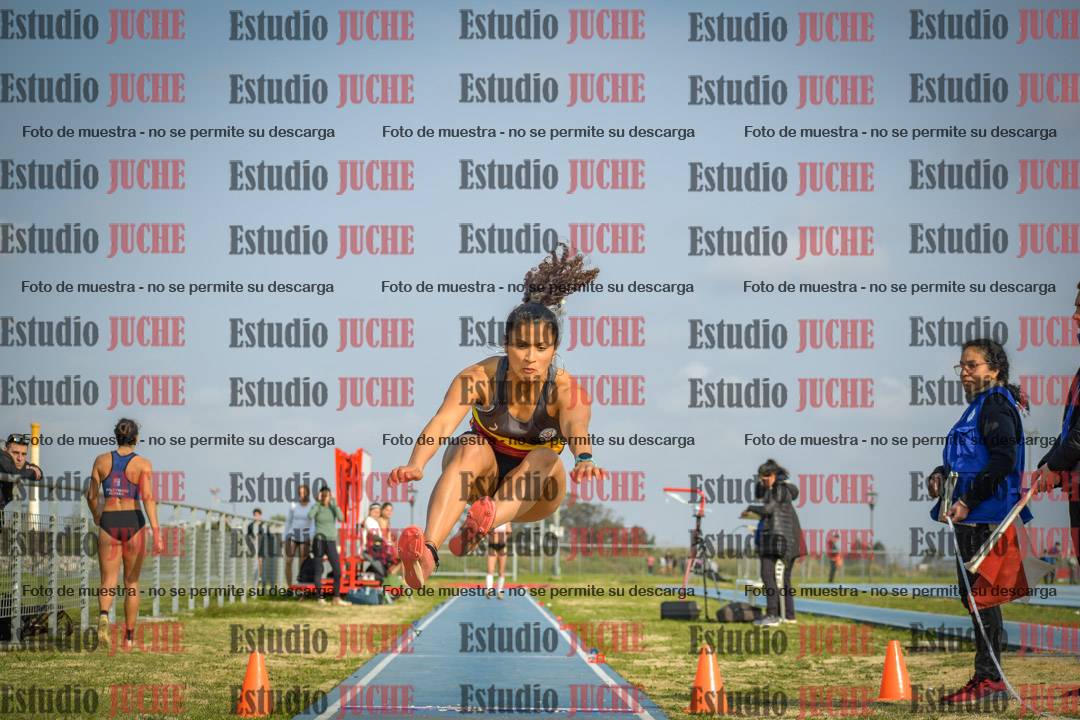 Fotos del salto en largo de mujeres - mayores