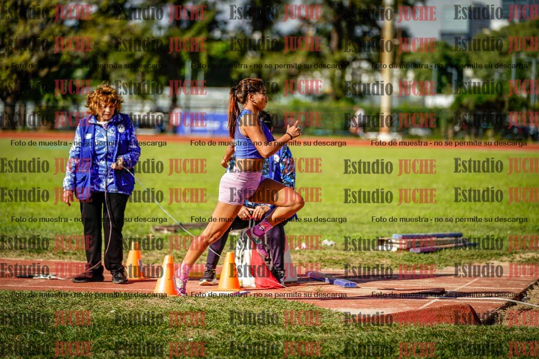 Fotos del salto en largo de mujeres