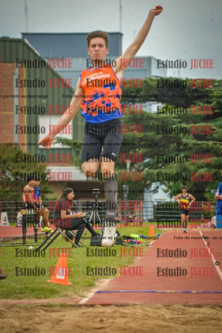 Fotos del salto en largo de varones - mayores