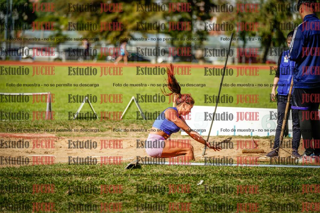 Fotos del salto en largo de mujeres