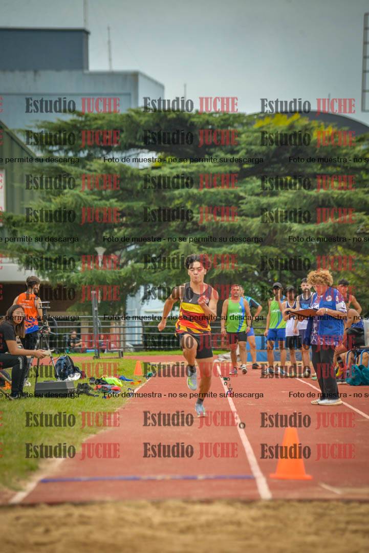 Fotos del salto en largo de varones - mayores