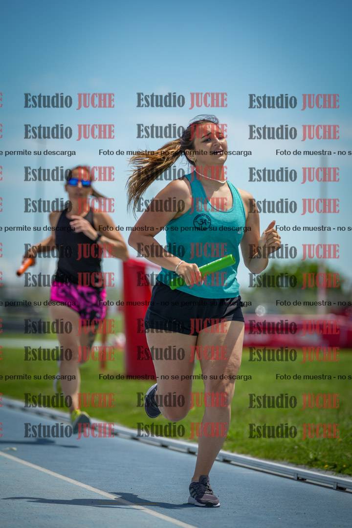 Fotos durante el transcurso de los relevos 20' para running teams - serie 1