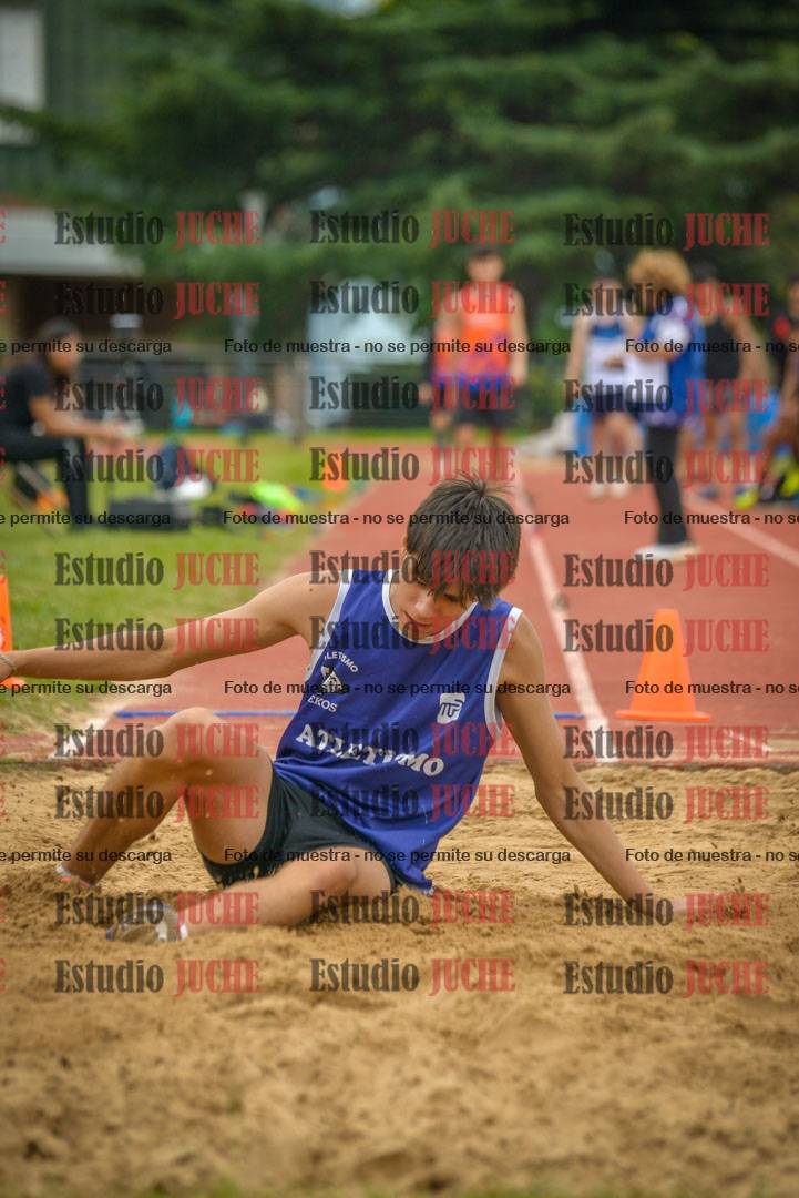 Fotos del salto en largo de varones - mayores