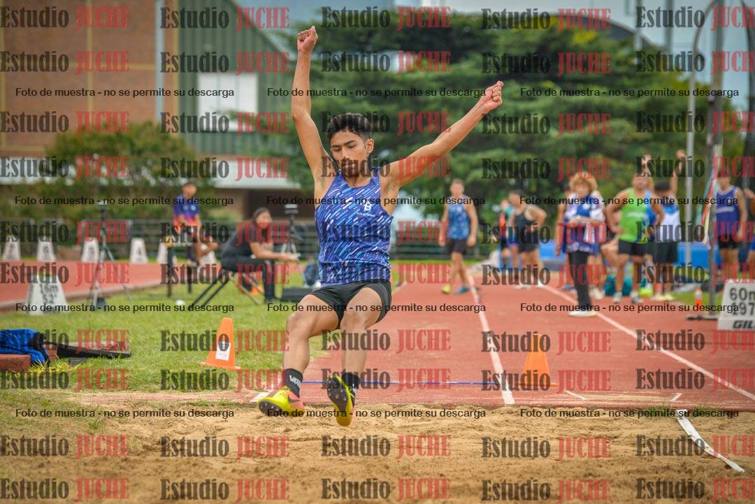 Fotos del salto en largo de varones - mayores