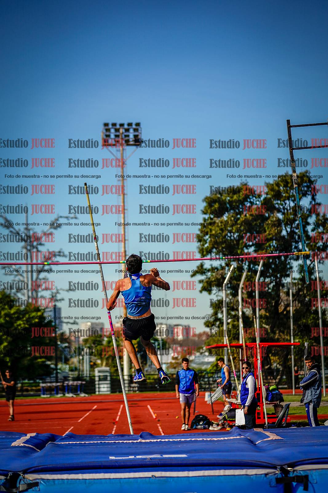Fotos del salto con garrocha de varones - decatlón 8