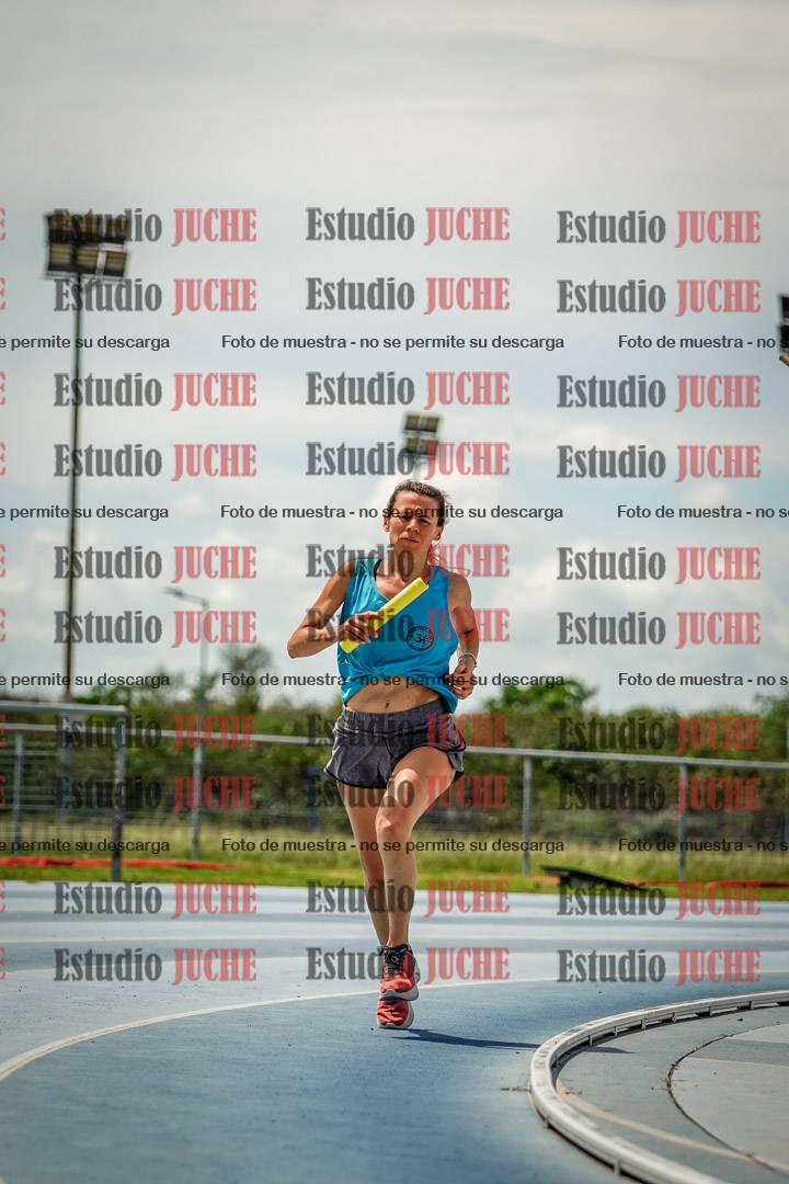 Fotos durante el transcurso de los relevos 20' para running teams - serie 1