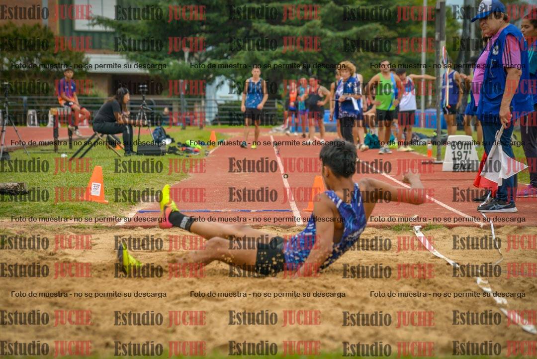 Fotos del salto en largo de varones - mayores