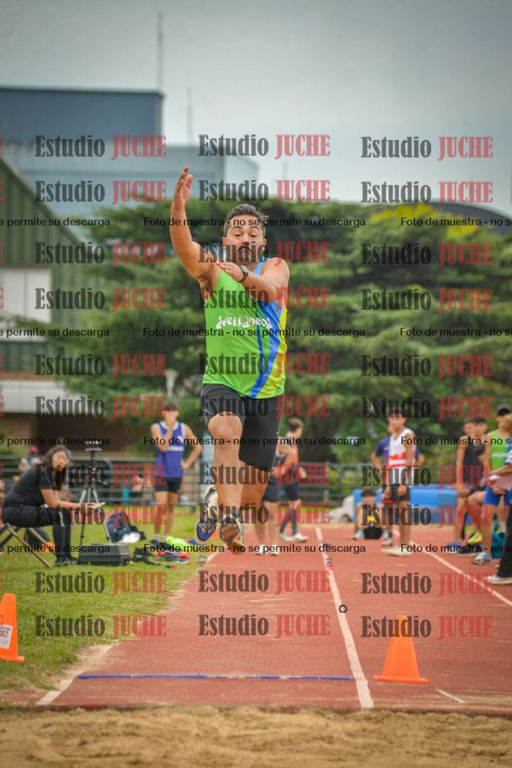 Fotos del salto en largo de varones - mayores