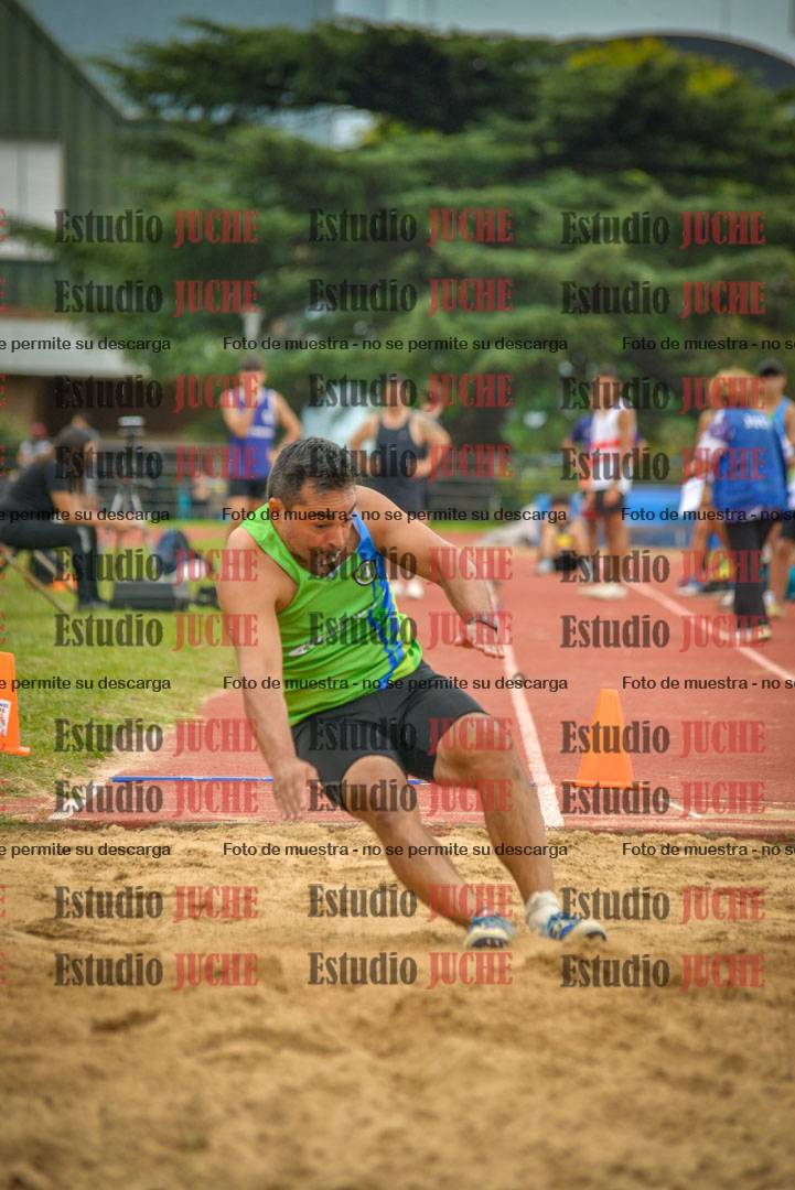 Fotos del salto en largo de varones - mayores