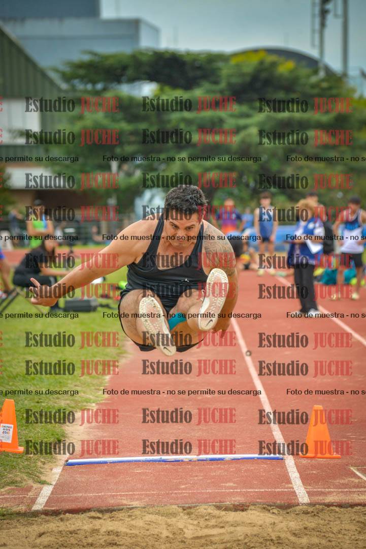 Fotos del salto en largo de varones - mayores