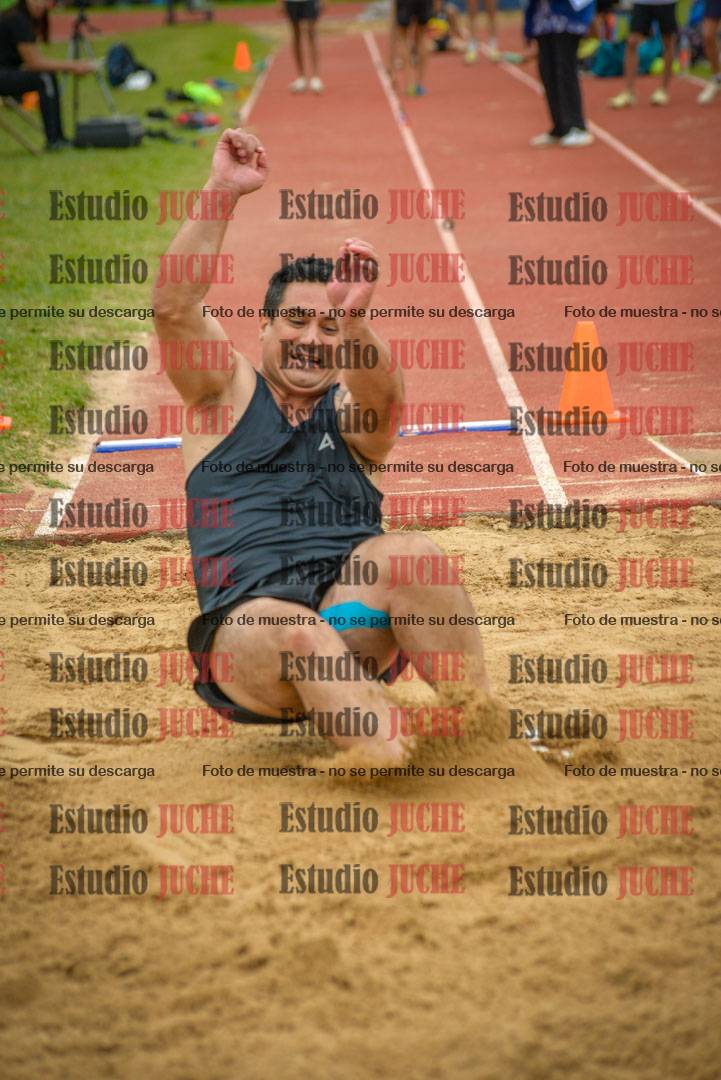 Fotos del salto en largo de varones - mayores