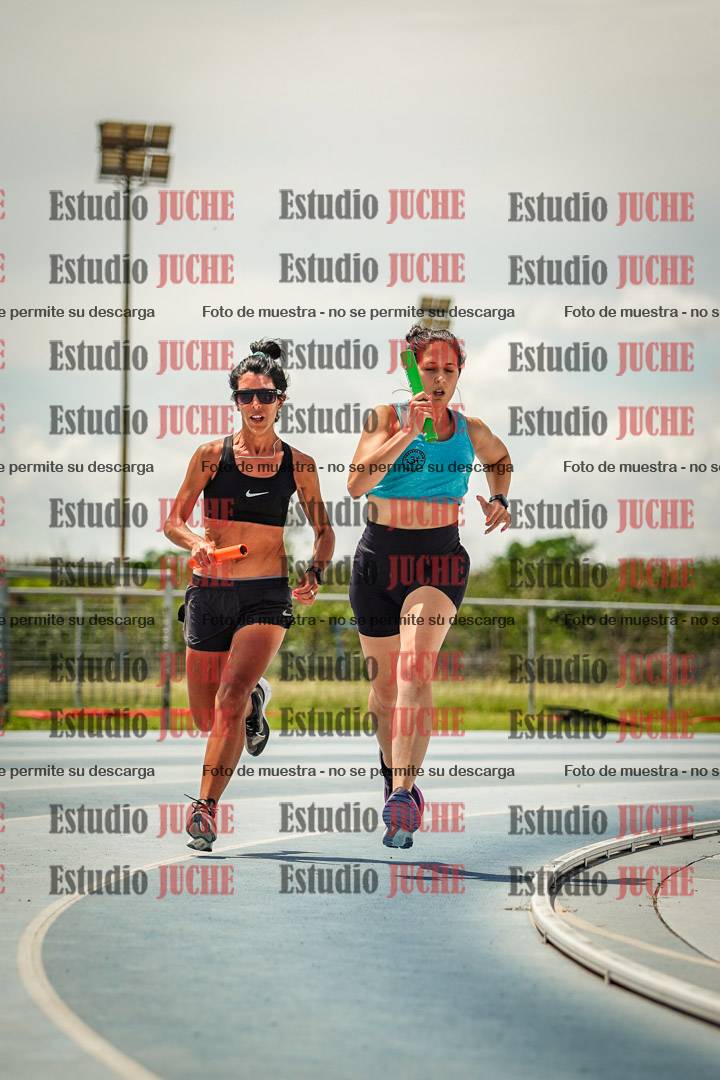 Fotos durante el transcurso de los relevos 20' para running teams - serie 1