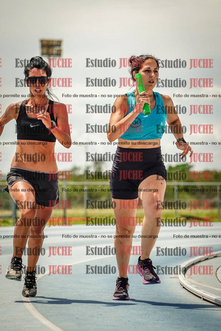 Fotos durante el transcurso de los relevos 20' para running teams - serie 1