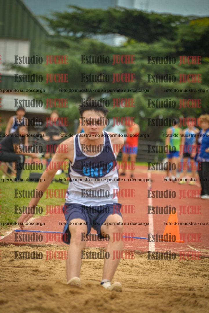Fotos del salto en largo de varones - mayores