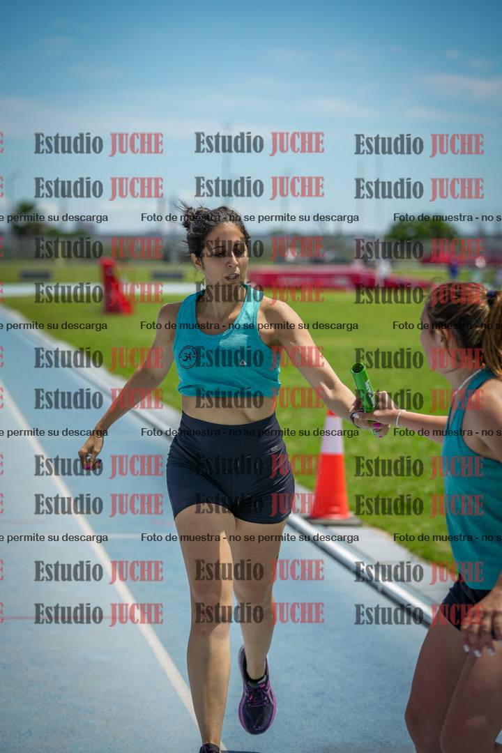 Fotos durante el transcurso de los relevos 20' para running teams - serie 1