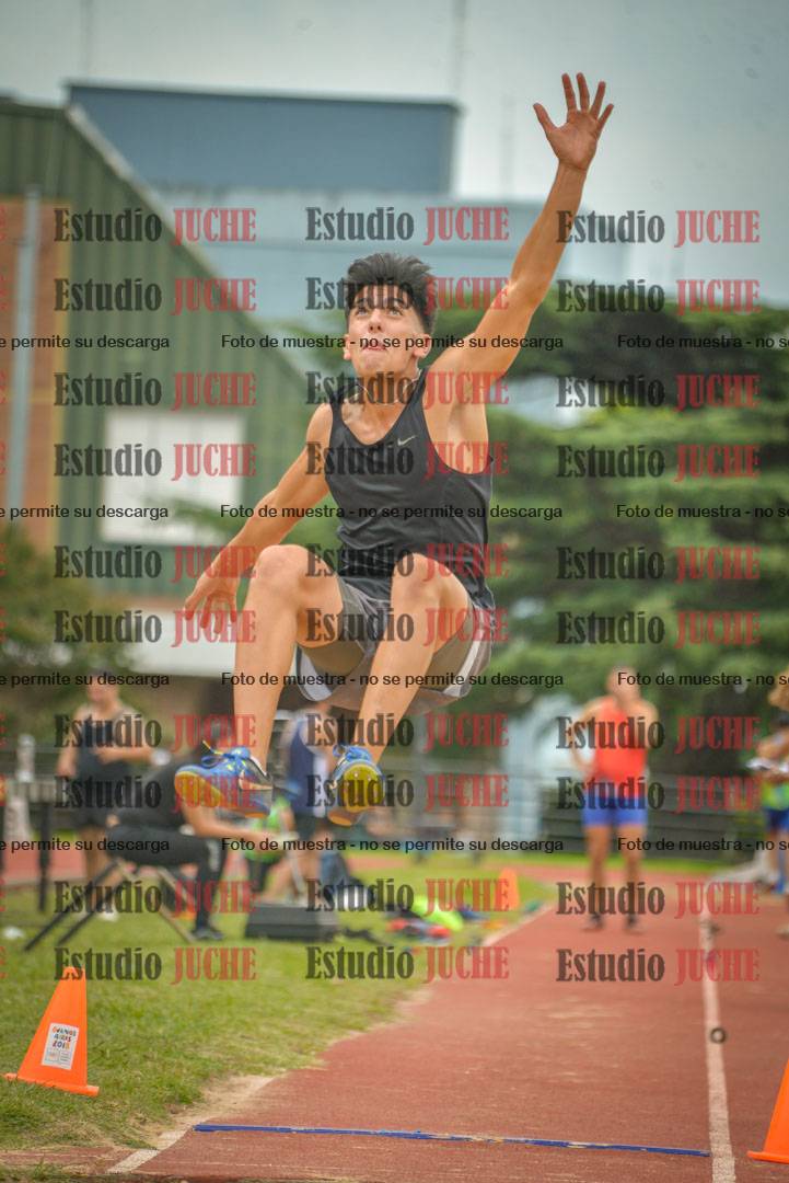 Fotos del salto en largo de varones - mayores