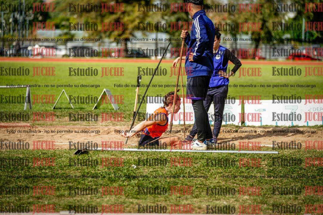 Fotos del salto en largo de mujeres