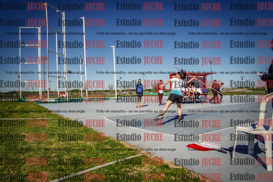 Fotos del lanzamiento de jabalina de mujeres y varones - U15