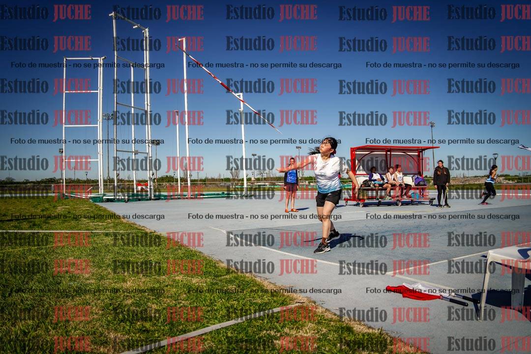 Fotos del lanzamiento de jabalina de mujeres y varones - U15