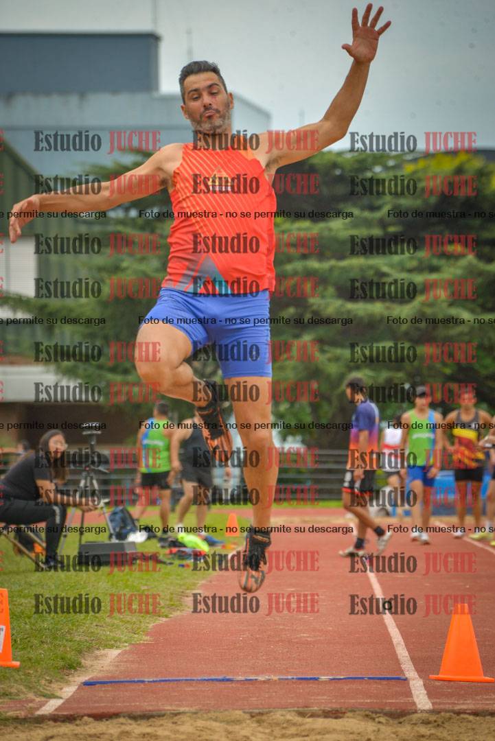 Fotos del salto en largo de varones - mayores