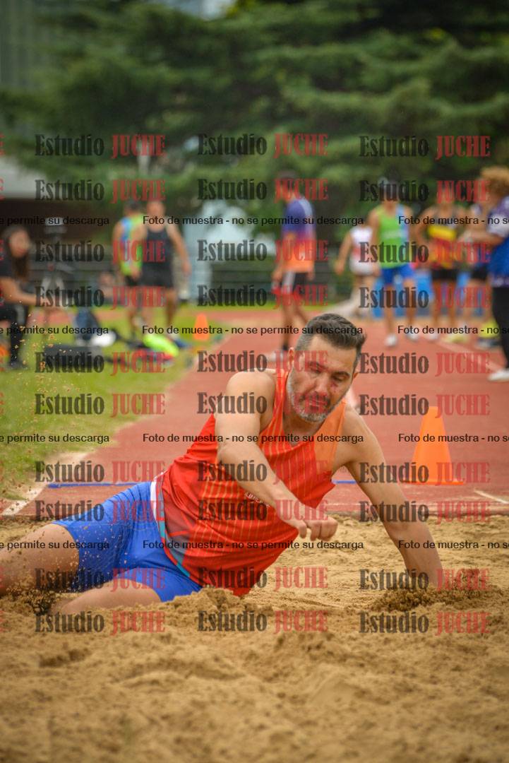 Fotos del salto en largo de varones - mayores