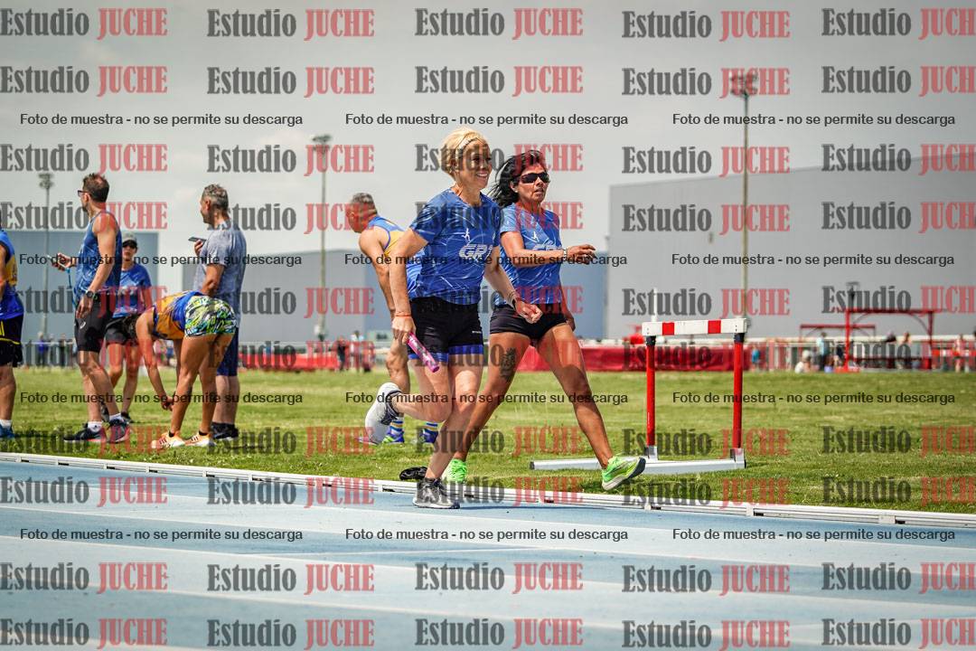 Fotos durante el transcurso de los relevos 20' para running teams - serie 1
