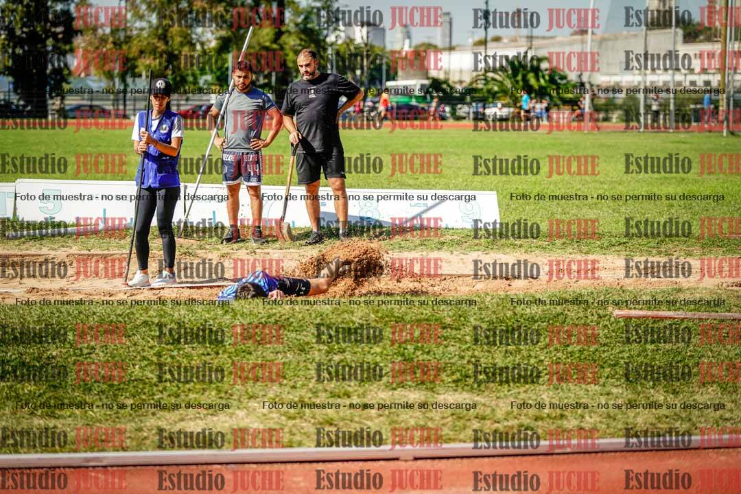 Fotos del salto en largo de varones