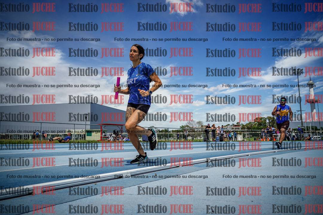 Fotos durante el transcurso de los relevos 20' para running teams - serie 1