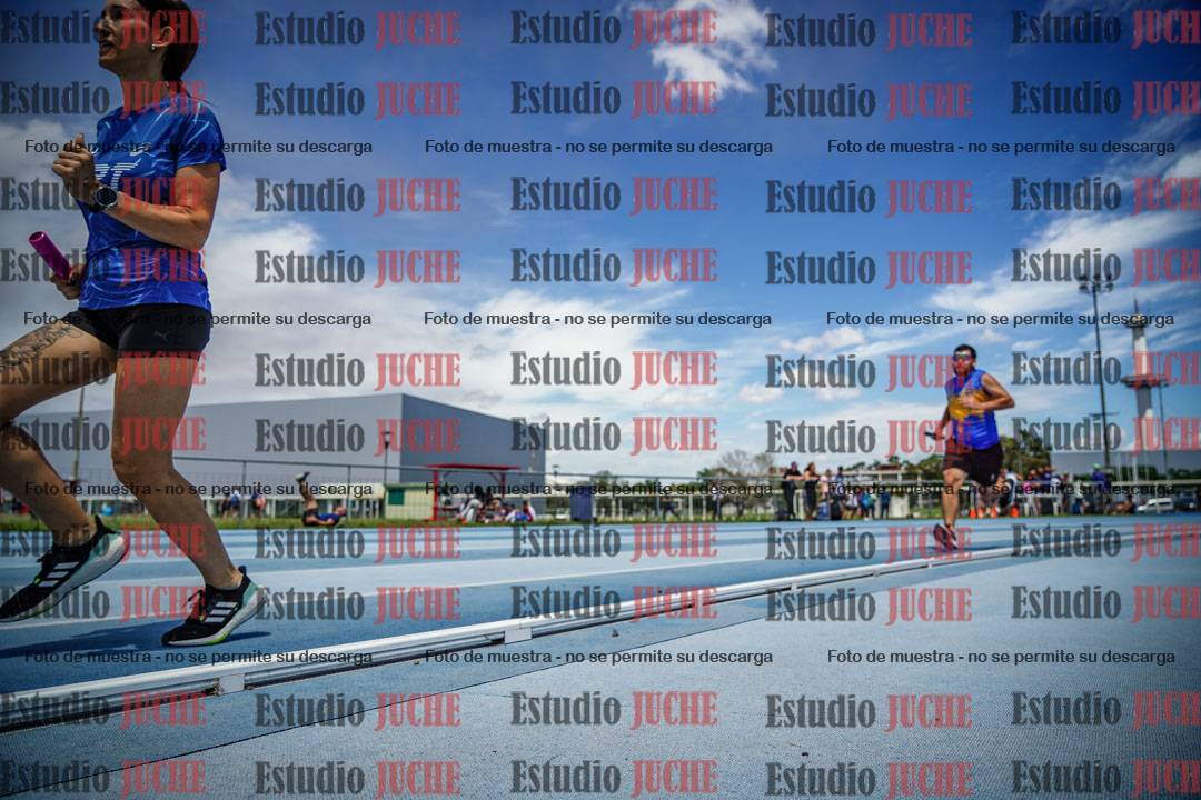 Fotos durante el transcurso de los relevos 20' para running teams - serie 1