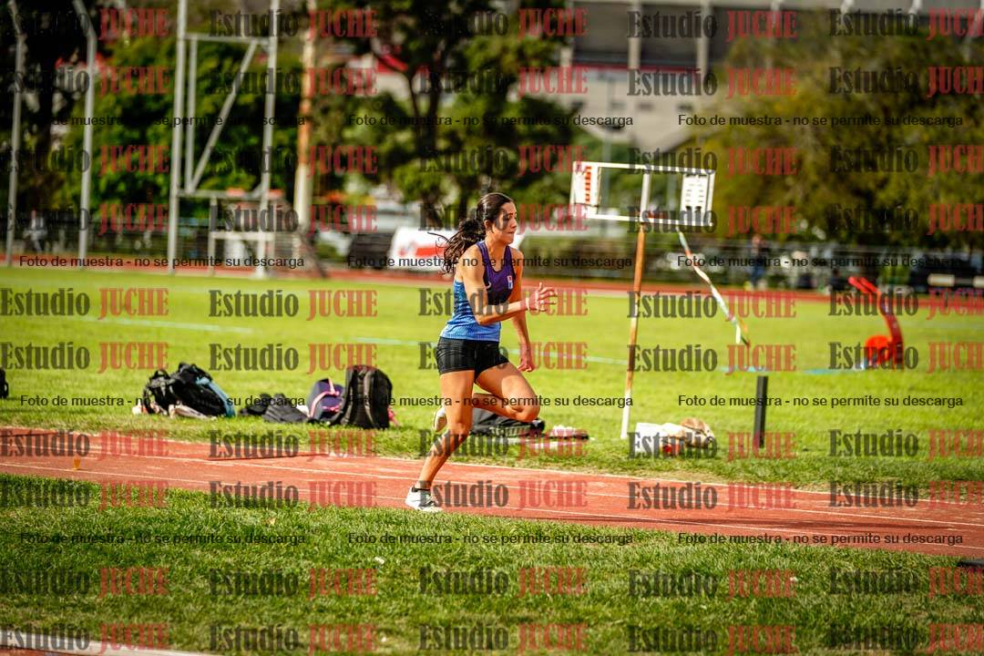 Fotos del salto en largo de mujeres