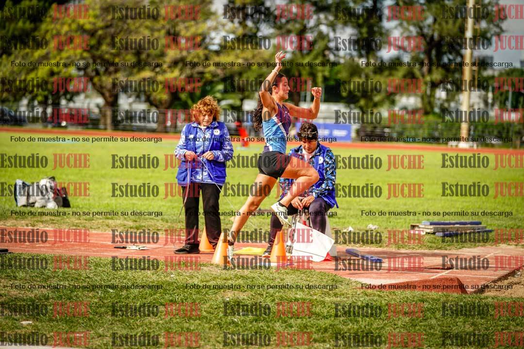 Fotos del salto en largo de mujeres
