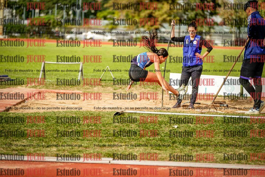 Fotos del salto en largo de mujeres