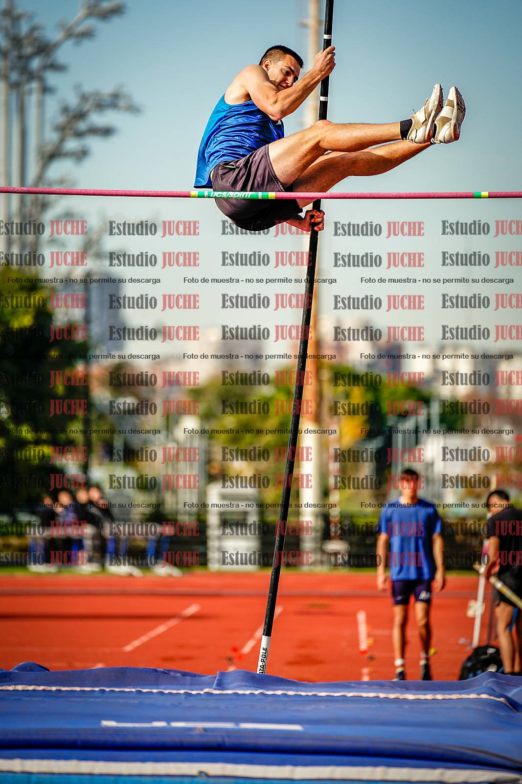 Fotos del salto con garrocha de varones - decatlón 8