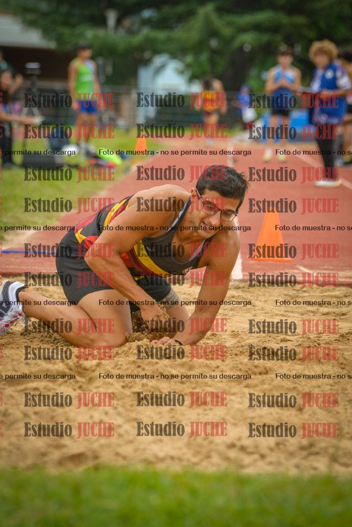 Fotos del salto en largo de varones - mayores