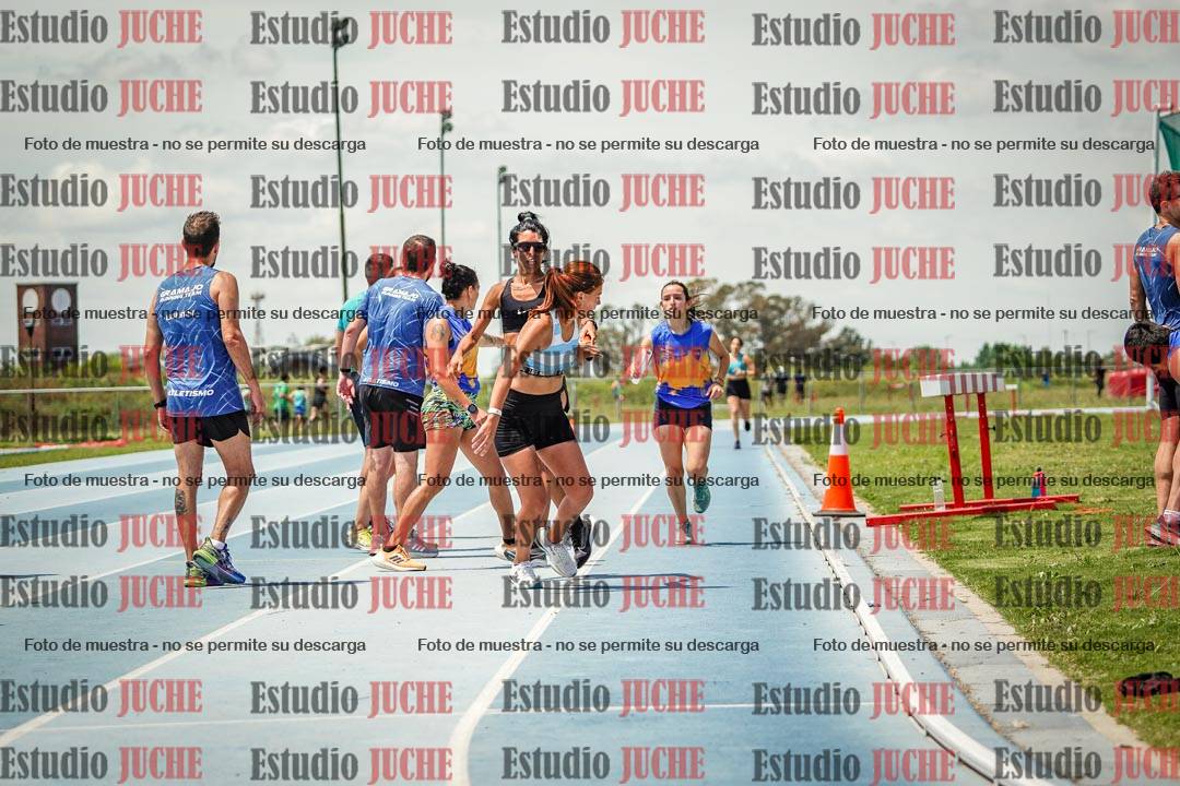 Fotos durante el transcurso de los relevos 20' para running teams - serie 1
