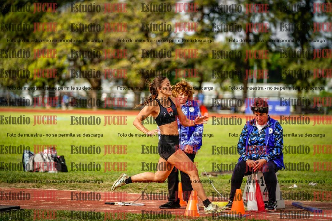 Fotos del salto en largo de mujeres