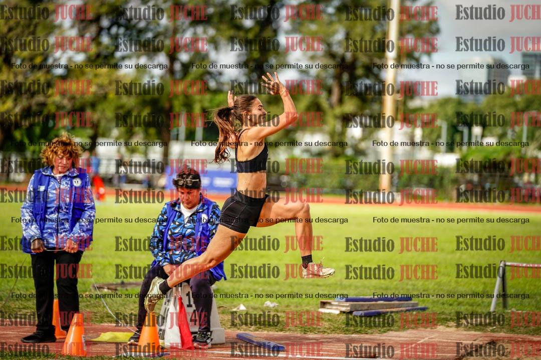 Fotos del salto en largo de mujeres
