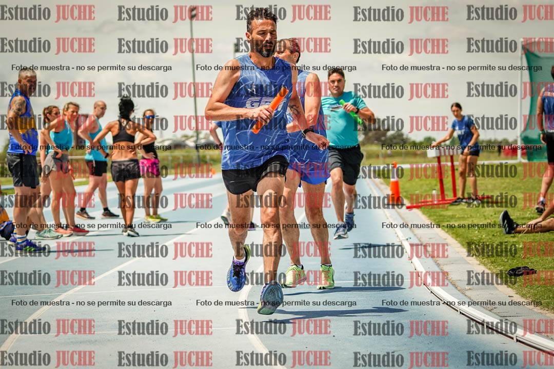 Fotos durante el transcurso de los relevos 20' para running teams - serie 1