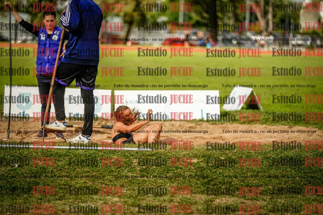 Fotos del salto en largo de mujeres