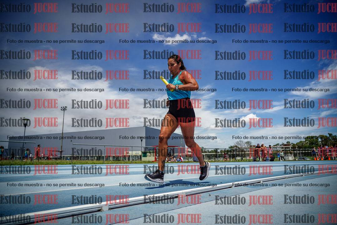 Fotos durante el transcurso de los relevos 20' para running teams - serie 1