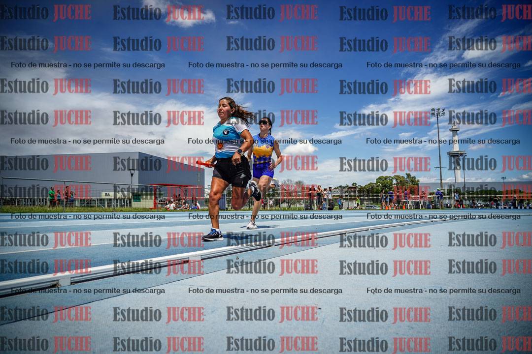 Fotos durante el transcurso de los relevos 20' para running teams - serie 1