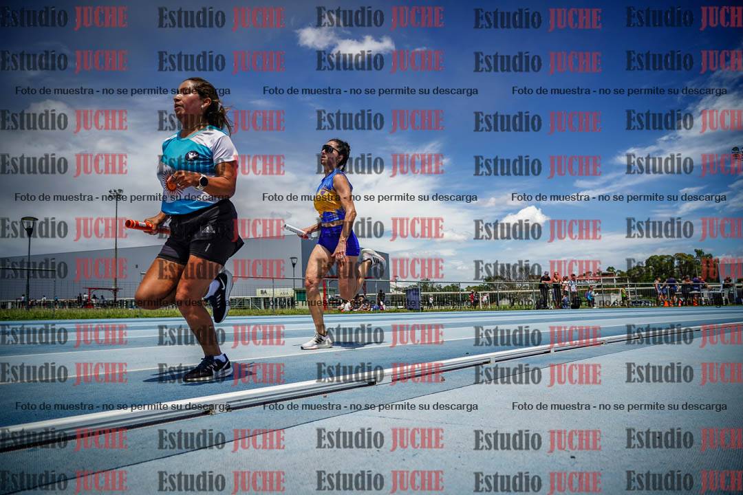 Fotos durante el transcurso de los relevos 20' para running teams - serie 1