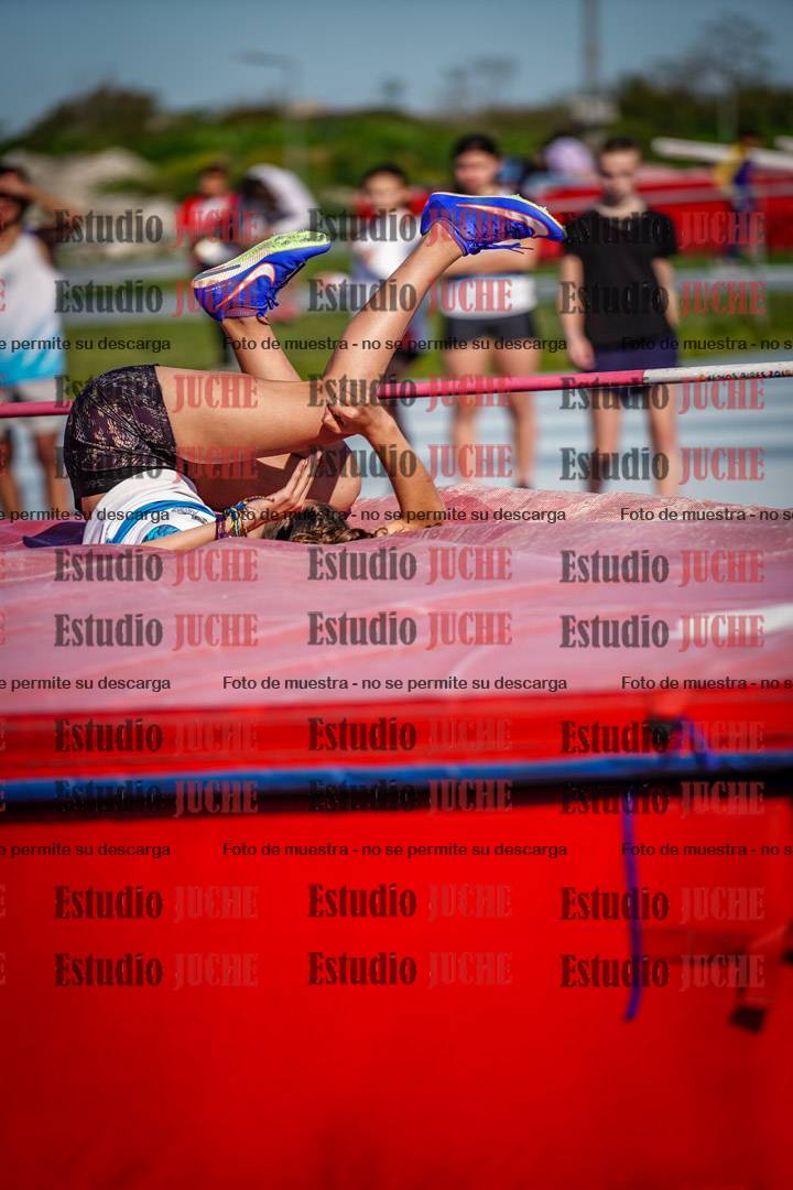 Fotos del salto en alto de mujeres y varones - U15